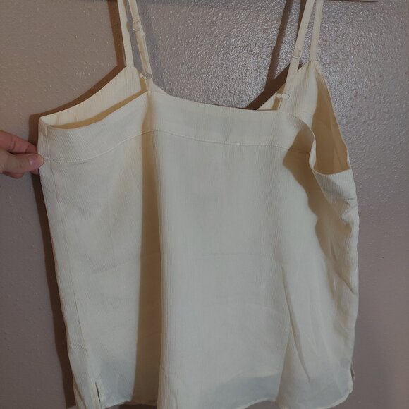 Cream colored Flowy tank top - Picture 3 of 4